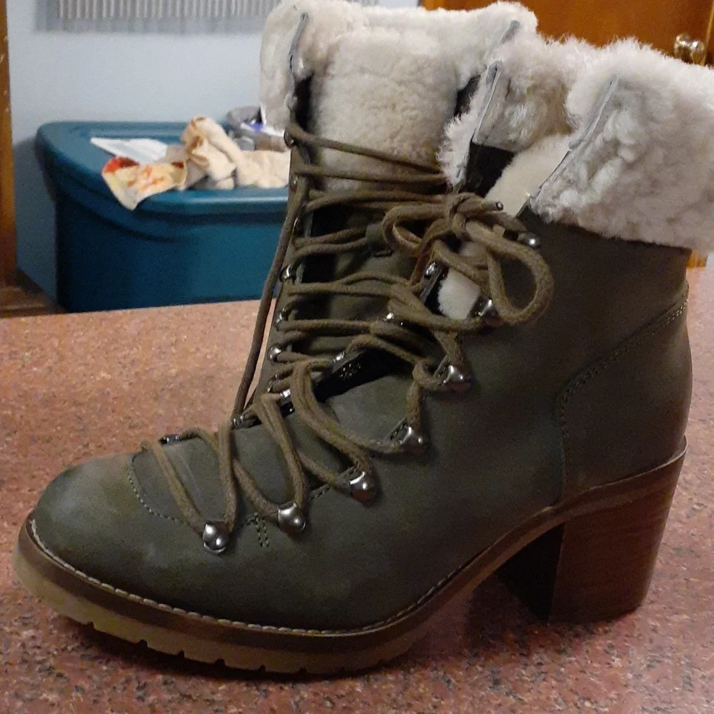 Steve madden lace up boots size 8 1/2. Sueded leather like material   olive - Picture 2 of 4